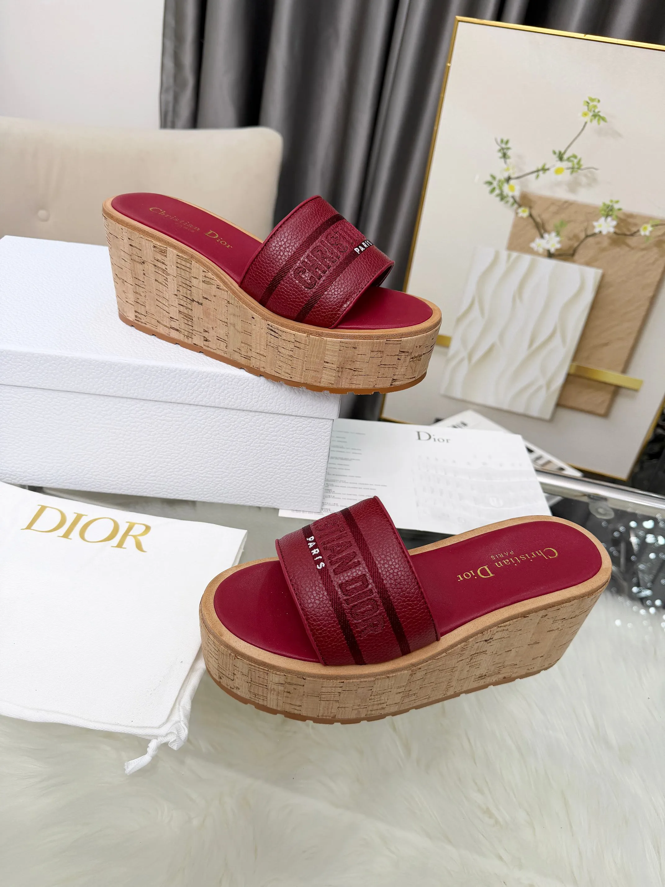 👟👟Ex-factory price 440👟👟 Dior Dior〰️Dway thick-soled wedge sandals✔️This thick-soled sandal is fashionable, casual and highly recognizable. The inspiration is cleverly combined by D's main designer into the perfect shoe shape. Paired with brand buckles, it is even more fashionable! Original version, perfect and exquisite workmanship!  Upper: pebbled leather + electric show code number; 35-39 (40-41 customized)